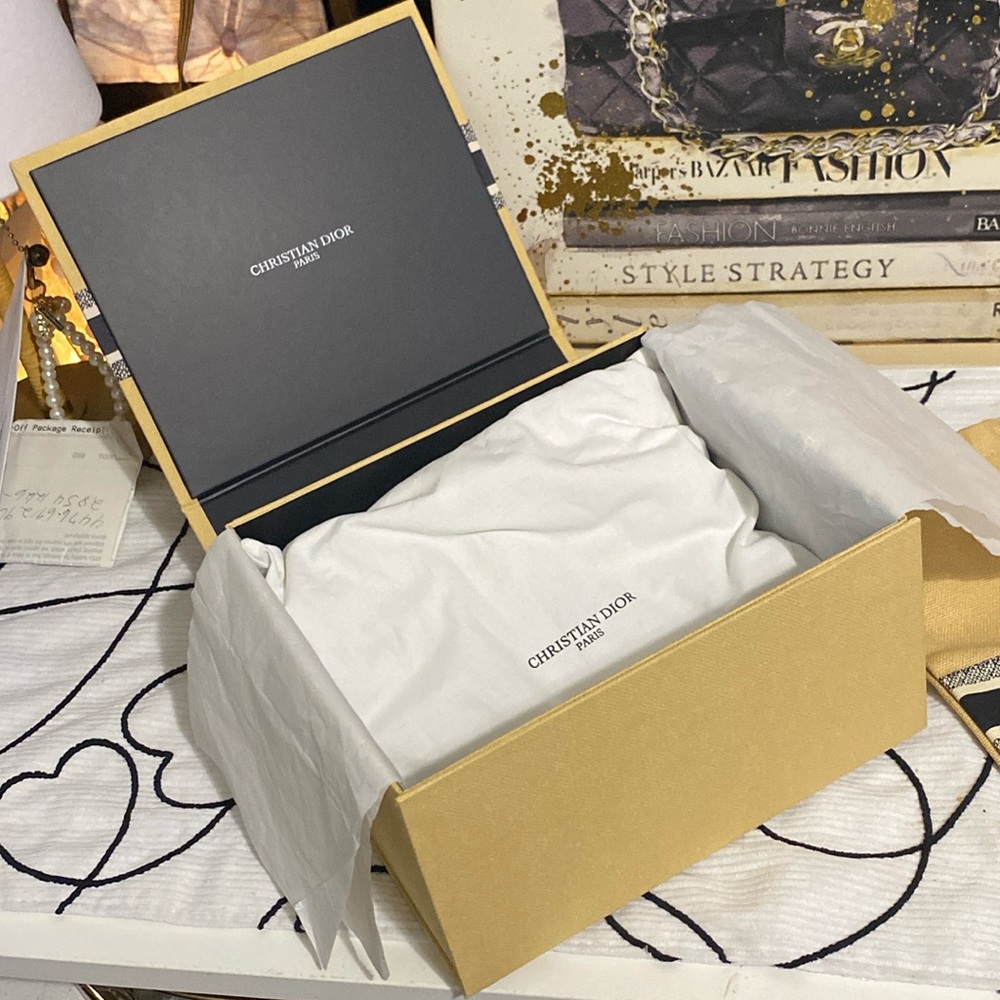 DIOR Raffia String Pouch with Box - Picture 6 of 9